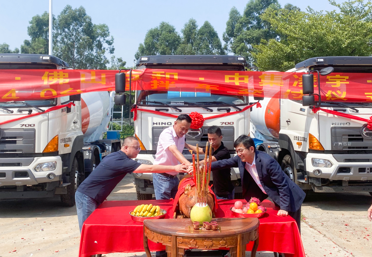 喜氣洋洋共相聚，40臺凌宇攪拌車交付大客戶！